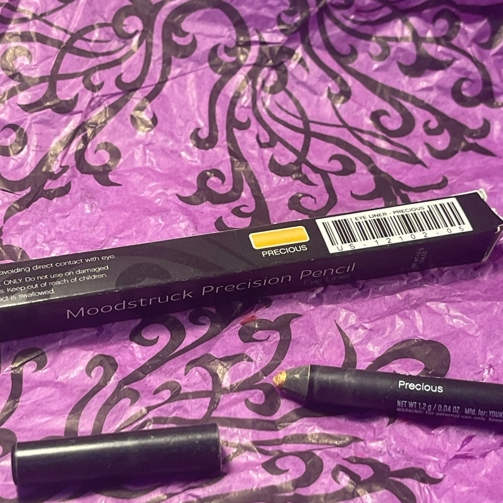 Younique’s pencil eyeliner - precious (metallic gold)